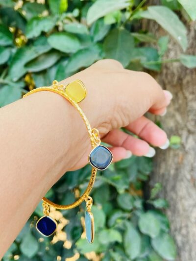 Charm bracelet golden (Multi color stones)