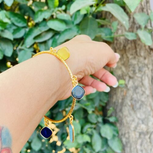 Charm bracelet golden (Multi color stones)