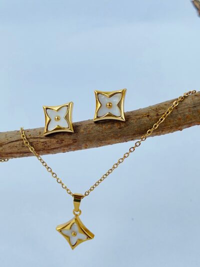A modern bloom in timeless gold—made to shine, made to last♥️♥️