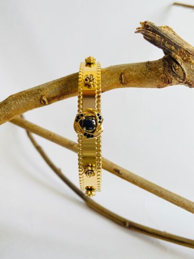 Bold yet feminine—this bracelet is where royal charm meets modern edge.