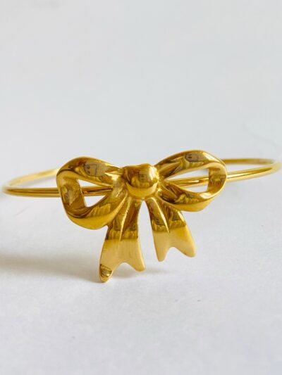 A touch of charm, a dash of whimsy—this bracelet ties it all together beautifully🎀♥️